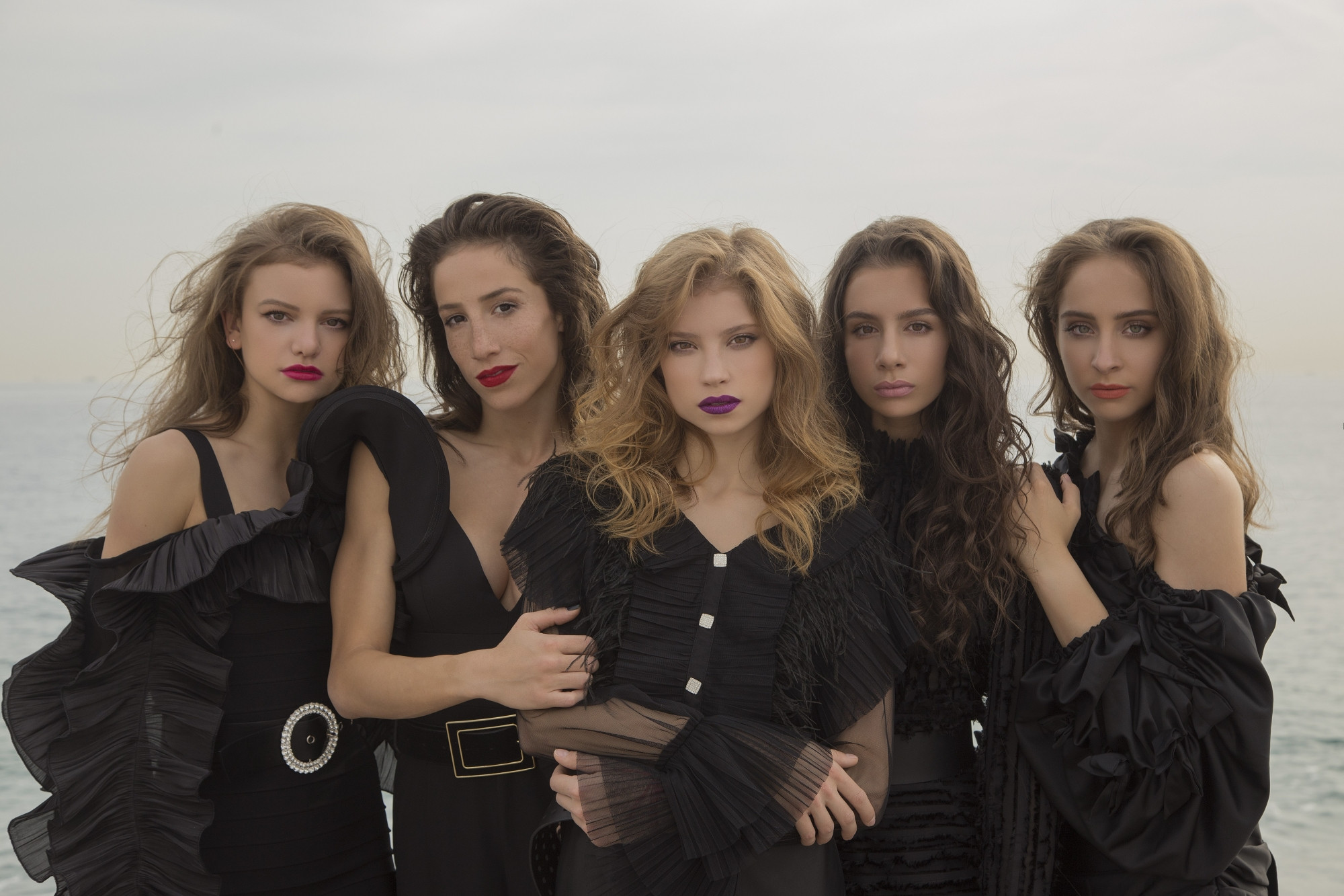 Златните момичета на корицата на GLAMOUR