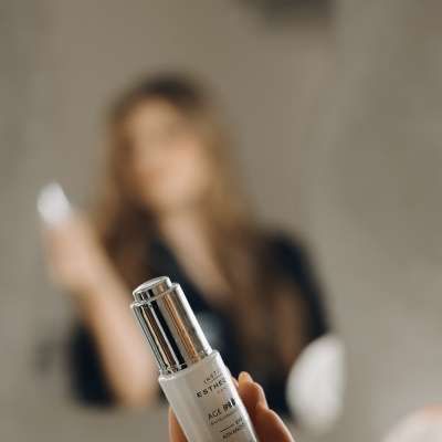 Institut Esthederm подкрепи проекта „Жената като Муза“с фокус върху индивидуалната грижа за кожата
